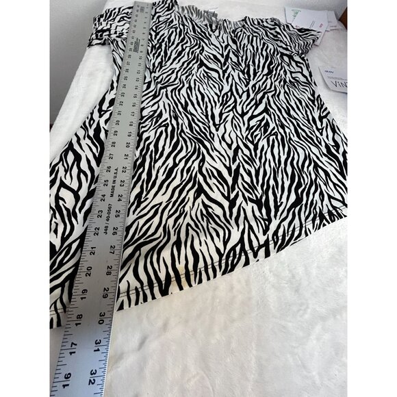 Chico's Travelers Black & White Zebra Print Asymmetrical Hem Top Size 2 Stretch - Picture 8 of 8